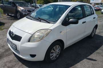 Toyota Yaris 1.0 benzyna • Elektryczne lusterka • Radio